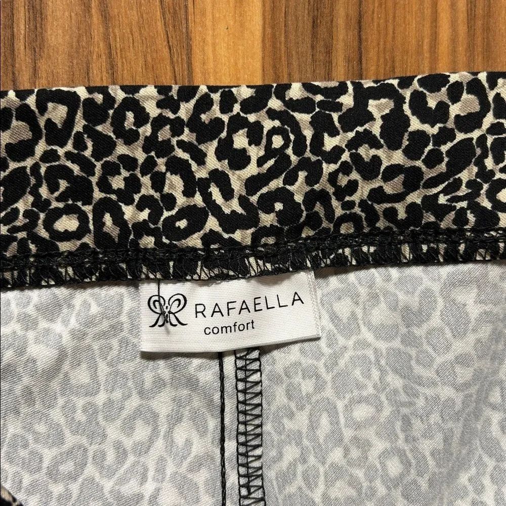 NEW Rafaella Leopard Pattern Pull On Comfort Capris - Picture 6 of 8